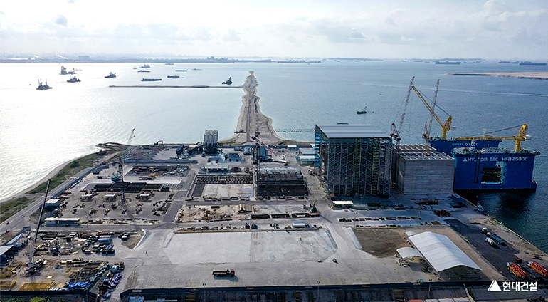 [ 현대건설이 싱가포르에 시공 중인 투아스 핑거3 프로젝트 현장 전경. 현장 오른편으로 거대한 케이슨 제작장 모습이 보입니다. ]
